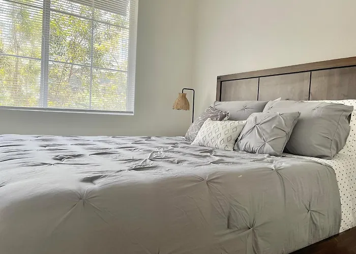 Amazing Venice Getaway - Two Bedroom Apartment